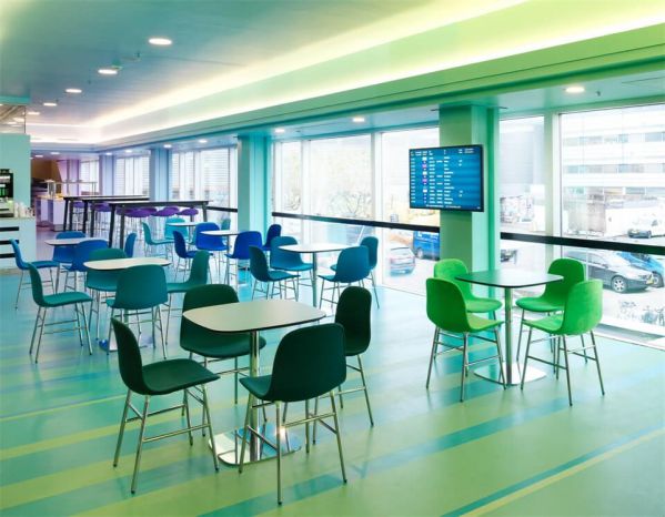 機場辦公室設計打造彩虹色空間